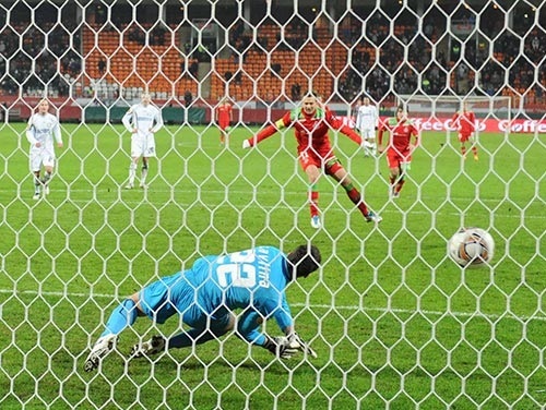 Дмитрий Сычев реализует пенальти в ворота «Штурма»