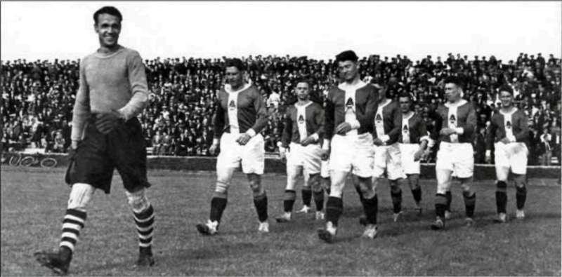 Илья Гвоздков (четвёртый слева) выходит на поле ленинградского стадиона «Динамо» в первом матче Чемпионатов СССР по футболу