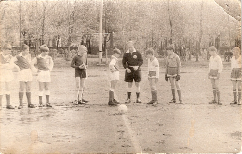 Капитан детской команды «Локомотива» — Владимир Виноградов (слева от судьи)