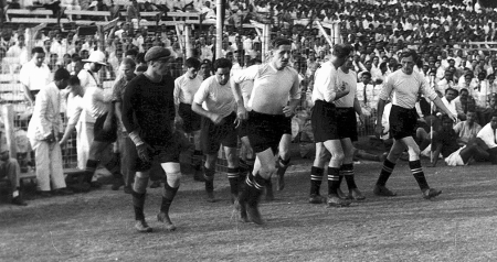 Калькутта, Индия. 1955 год. Геннадий Забелин — по центру (выбегает на поле)