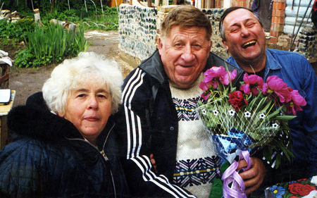 Геннадий Забелин (в центре) с супругой Бертой Григорьевной (слева)