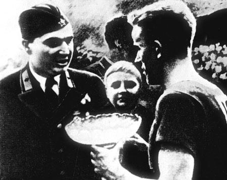 Летчик Чкалов вручает приз победителю кросса М. Иваньковичу